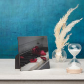 Pianosleutels met een rode roze fotoplaat (Insitu)