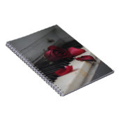 Pianosleutels met een rode roze notitieboek (Rechterzijde)