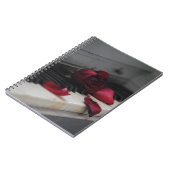 Pianosleutels met een rode roze notitieboek (Linkerzijde)