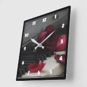 Pianosleutels met een rode roze vierkante klok (Hoek)