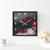 Pianosleutels met een rode roze vierkante klok (Huis)