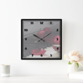 Pianosleutels met een rode roze vierkante klok (Huis)