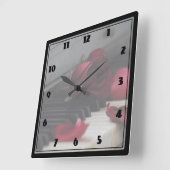 Pianosleutels met een rode roze vierkante klok (Hoek)