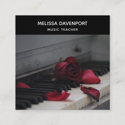 Pianosleutels met een rode roze vierkante visitekaartje (Voorkant)