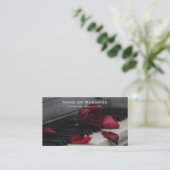 Pianosleutels met een rode roze visitekaartje (Staand voorkant)