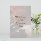 Pianotoetsen en roze briefpapier (Staand voorkant)