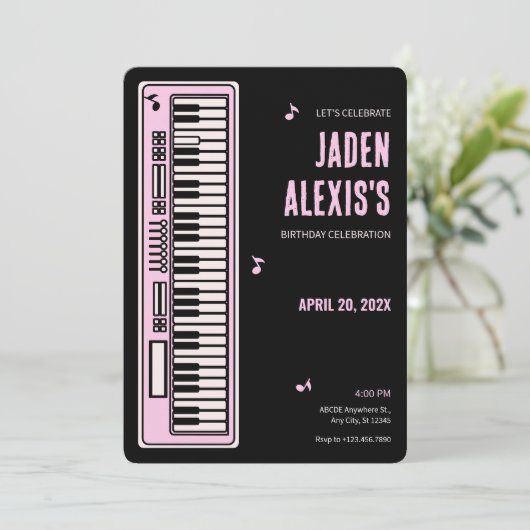 Pianotoetsen muziek verjaardag  kaart (Staand voorkant)