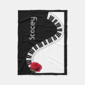 Pianotoetsenbord en Elegant Red Rose Fleece Deken (Voorkant)