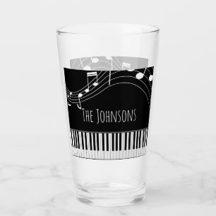 Pianotoetsenbord en muzieknotities glas