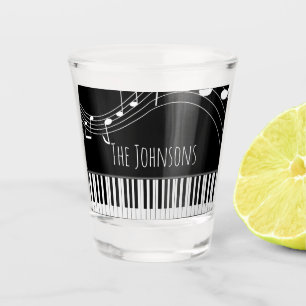 Pianotoetsenbord en muzieknotities shot glas