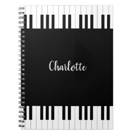 Pianotoetsenbord, zwarte en witte laptop notitieboek