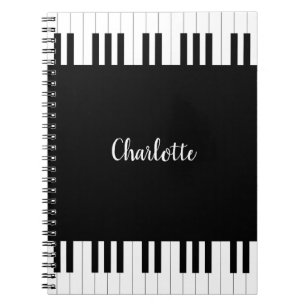 Pianotoetsenbord, zwarte en witte laptop notitieboek