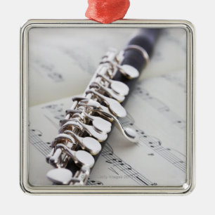 Piccolo op een score metalen ornament