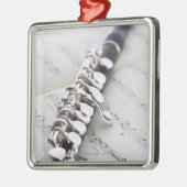 Piccolo op een score metalen ornament (Links)