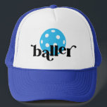 Pickle Baller Grappig Blauw Trucker Pet<br><div class="desc">Grappige augurk baller blauw en cyaan trucker hoed met felgele bewerkbare kleuren pickleball icoon en "baller" in een trendy bouncy serif block lettertype,  perfect voor de pickleball speler.</div>