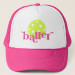 Pickle Baller Grappig Roze Trucker Pet<br><div class="desc">Grappige augurk baller roze trucker hoed met felgele bewerkbare kleuren pickleball icoon en "baller" in een trendy bouncy serif block lettertype,  perfect voor de pickleball speler meisje of vrouw.</div>