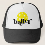 Pickle Baller Grappig zwart en wit Trucker Pet<br><div class="desc">Grappige augurk baller zwart-wit en geel trucker hoed met felgele bewerkbare kleuren pickleball icon en "baller" in een trendy bouncy serif blok lettertype,  perfect voor de pickleball speler.</div>