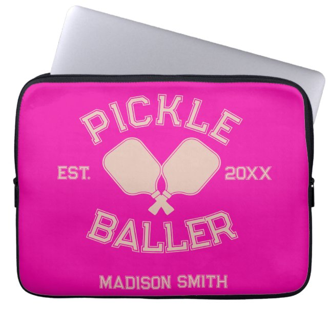 Pickle Baller Pickleball Collegiate Typografie Laptop Sleeve (Voorkant)