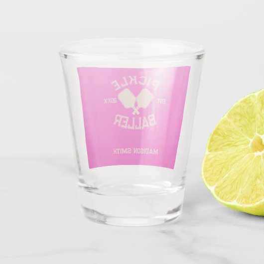Pickle Baller Pickleball Collegiate Typografie Shot Glas (Achterkant)