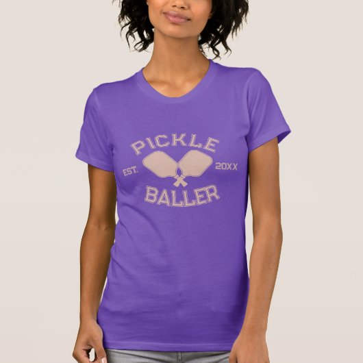 Pickle Baller Pickleball Collegiate Typografie T-shirt (Voorkant)