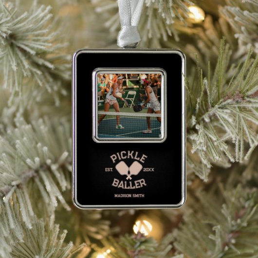 Pickle Baller Pickleball Collegiate Typografie Verzilverd Omlijst Ornament (Boom)