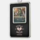 Pickle Baller Pickleball Collegiate Typografie Verzilverd Omlijst Ornament (Links)