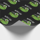 Pickle-ish Ticklish Funny Pickle Puns Dark BG Cadeaupapier (Hoek)