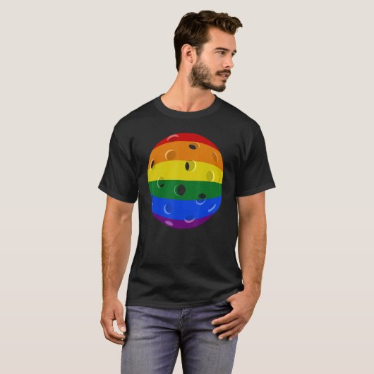 Pickleball Ball In Regenboog Vlag Sport Speler Gay T-shirt (Voorkant volledig)