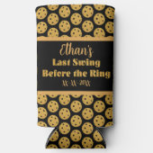 Pickleball Bruiloft Zwart en Goud Gepersonaliseerd Seltzer Blikjeskoeler (Voorkant)