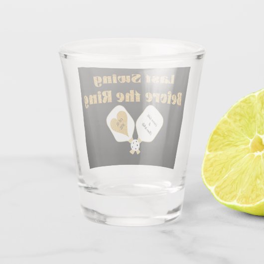Pickleball Bruiloft Zwart en Goud Gepersonaliseerd Shot Glas (Achterkant)