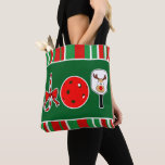 Pickleball Christmas Joy Santa Green en Red Tote Bag<br><div class="desc">De kerstvreugde wordt op vele manieren gespeld. Vier de feestdagen met ons super leuke JOY Pickleball Christmas Collectie met feestelijke design die ideaal zijn voor pickleballers en feestplanners! Dit collectie bevat unieke kerstdecoraties en cadeaus, van kleurrijke pickleball-ornamenten en feestartikelen tot t-shirts, drinkwaren, huisartikelen en accessoires. Of je nu een kerstfeest...</div>