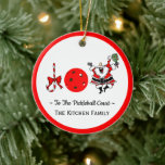 Pickleball Christmas Joy Santa Paddle Red Ball Keramisch Ornament<br><div class="desc">Christmas Joy wordt gespeld met een snoepstok, een rode pickleball en een vrolijke kerstman met een pickleball-peddel. Personaliseer voor uw pickleball court rec league spelers, of uw favoriete pickleballer. Leuke pickleball-thema kerstversiering voor jezelf, je pickleball-liefhebbende vriend, moeder, vader, oom, tante, broer, zus, buurman, opa, oma, of werkbuddy die niet zal...</div>