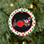 Pickleball Christmas Joy Santa Paddle Red Ball Keramisch Ornament<br><div class="desc">Christmas Joy wordt gespeld met een snoepstok, een rode pickleball en een zeer vrolijke kerstman met een rode en groene Ho Ho Ho pickleball-peddel. Personaliseer voor uw pickleball court rec league spelers. Leuke pickleball-thema kerstversiering voor jezelf, je pickleball-liefhebbende vriend, moeder, vader, oom, tante, broer, zus, buurman, opa, oma, of werkbuddy...</div>