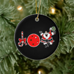 Pickleball Christmas Joy Santa Paddle Red Ball Keramisch Ornament<br><div class="desc">Christmas Joy wordt gespeld met een snoepstok, een rode pickleball en een zeer vrolijke kerstman met een rode en groene Ho Ho Ho pickleball-peddel. Personaliseer voor uw pickleball court rec league spelers. Leuke pickleball-thema kerstversiering voor jezelf, je pickleball-liefhebbende vriend, moeder, vader, oom, tante, broer, zus, buurman, opa, oma, of werkbuddy...</div>