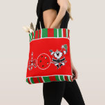 Pickleball Christmas Joy Santa Rood en Groen Tote Bag<br><div class="desc">De kerstvreugde wordt op vele manieren gespeld. Vier de feestdagen met ons super leuke JOY Pickleball Christmas Collectie met feestelijke design die ideaal zijn voor pickleballers en feestplanners! Dit collectie bevat unieke kerstdecoraties en cadeaus, van kleurrijke pickleball-ornamenten en feestartikelen tot t-shirts, drinkwaren, huisartikelen en accessoires. Of je nu een kerstfeest...</div>