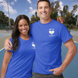 Pickleball Club Paddle, Ball, Name Number op Back T-shirt<br><div class="desc">Een pickleball t-shirt met gekruiste Pickleball Paddles, bal en tekst op de voorkant en naam en nummer op de achterkant. Ideaal voor clubs, picklebalteams of gewoon voor de lol. Voeg je clubnaam, spelersnaam, stad, staat, details uit het toernooi, enz. toe, wat je ook maar wilt. Zie ook ons grotere logo-ontwerp...</div>