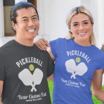 Pickleball Club Pickleball Paddle & Ball Custom T-shirt<br><div class="desc">Hou je van pickleball of ken je iemand die dat doet? Dit is het perfecte shirt dat voorzien is van knarsende picklebalpedels en een gele pickleball. Voeg twee regels van je eigen aangepaste tekst toe - voeg je clubnaam, spelernaam, stad, staat, staat, details van het toernooi, enzovoort toe - wat...</div>