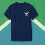 Pickleball Club Pickleball Paddle & Ball Custom T-shirt<br><div class="desc">Hou je van pickleball of ken je iemand die dat doet? En dit is het perfecte shirt dat voorzien is van knisperige picklebalpedels, een gele pickleball en drie regels van je eigen aangepaste tekst - voeg je clubnaam, spelernaam, stad, staat, details van het toernooi toe, etc. - wat je maar...</div>
