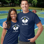 Pickleball Club Team Player Custom Pickler Gift T-shirt<br><div class="desc">Let op de pickleball court in dit geweldige T-shirt met gekruiste pickleball-peddels, een bal en je aangepaste tekst. Wijzig de formulering eenvoudig om de naam van uw pickleball-club, de naam van de speler, de teamnaam, de stad/locatie of de tekst van uw keuze op te nemen. Verander ook de doopvont en...</div>