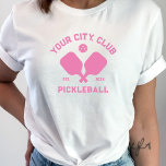 Pickleball Club Team Player Custom Pickler Gift T-shirt<br><div class="desc">Let op de pickleball court in dit supercoole T-shirt met gekruiste pickleball paddles, een bal en je aangepaste tekst. Verander eenvoudig de formulering met de naam van uw pickleball-club, de teamnaam, de stad/locatie of een andere formulering die u kiest. Verander ook de doopvont en de grafische kleuren - enkel klik...</div>