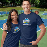 Pickleball Club Team Player Tournament Custom T-shirt<br><div class="desc">Show de wereld die je met dit T-shirt bespeelt met een blauwe en gele pickleball logo. Ideaal voor picklebalclubs,  teams,  als overeenkomende shirten of elke dag draag.</div>