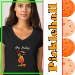 Pickleball Day Dinking Tropische Hurricane Cocktai T-shirt<br><div class="desc">Serveer een stukje tropisch paradijs met onze kleurrijke orkaan cocktail grafisch ontwerp. Met een levendige afbeelding van een oranje orkaancocktail versierd met pickleballs in de vorm van limoen-plakjes, sinaasappels plakjes en maraschinokersen. In pickleball gaat het bij het drinken om het zo lang mogelijk verlengen van het spel, zodat je tegenstander...</div>