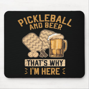 Pickleball en bier daarom ben ik hier Funny Pick Muismat