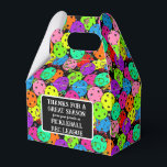 Pickleball Feestballonnen op Zwart Bedankt Bedankdoosjes<br><div class="desc">Pickleballfeestje, persoonlijk, einde seizoen recreatieliga, bedankingscadeautjes voor pickleballtoernooi. Feestelijke pickleballfeestcadeau-doos zak voor elke pickleballspeler met kleurrijke confetti en pickleballballonnen op een zwarte achtergrond. Blauwe, rode, heldergroene, gele, roze en paarse ballonnen gemaakt van pickleballballen. Kleurrijk pickleball-thema verjaardag, jubileum, bedankje, einde recreatief seizoen feestje, gefeliciteerd, toernooi cadeau zak doos voor je pickleball-lievende...</div>