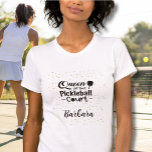 Pickleball Gal Koningin van het Hof Bella   Canvas T-shirt<br><div class="desc">Ja, er is een koningin van het pickleball court in je leven die echt zou genieten van dit leuke Bella Canvas T-shirt als een geschenk. Ja - Koningin van de Pickleball Court met veel glamour en wat glitter en gepersonaliseerd met haar naam. Alle ontwerpvragen, stuur gewoon een chat en we...</div>
