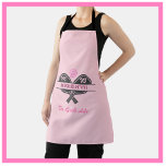 Pickleball Gal Paddles Aangepaste naam Monogram Schort<br><div class="desc">Pickleball Gal verdient zeker een schort dat het verhaal vertelt — ze houdt van spelen en "het goede leven" maakt die verklaring voor haar. Haar initialen/monogram op de peddels en haar naam op de bodem. Fun en uniek. Voor jezelf of een geweldig geschenk. Om het even welke ontwerpvragen, verzend enkel...</div>