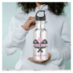 Pickleball Gal Paddles Monogram Aangepaste voornaa Waterfles<br><div class="desc">Pickleball Gal verdient zeker een waterflesje pet dat het verhaal vertelt — ze houdt van spelen en "het goede leven" maakt die verklaring voor haar. Haar initialen/monogram op de peddels en haar naam op de bodem. Fun en uniek. Voor jezelf of een geweldig geschenk. Om het even welke ontwerpvragen, verzend...</div>