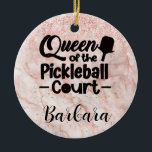 PIckleball Gal Queen of the Court Keramisch Ornament<br><div class="desc">Ja, er is een koningin van de pickleball rechtbank in je leven die echt van deze leuke kerstsieraad zou genieten als cadeau. Ja — Koningin van de Pickleball Court met veel glazuur en wat glitter met een gouden achtergrond van roos en gepersonaliseerd met haar naam. Om het even welke ontwerpvragen,...</div>