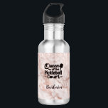 PIckleball Gal Queen of the Court Waterfles<br><div class="desc">Ja, er is een koningin van de pickleball rechtbank in je leven die echt van deze leuke waterfles zou genieten als cadeau. Ja — Koningin van de Pickleball Court met veel glazuur en wat glitter met een gouden achtergrond van roos en gepersonaliseerd met haar naam. Om het even welke ontwerpvragen,...</div>