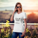 Pickleball Gal Queen van de Court T-shirt<br><div class="desc">Ja, er is een koningin van de pickleball rechtbank in je leven die echt van dit leuke T-shirt zou genieten als cadeau. Ja — Koningin van de Pickleball Court met veel glazuur en wat glitter met een gouden achtergrond van roos en gepersonaliseerd met haar naam. Om het even welke ontwerpvragen,...</div>